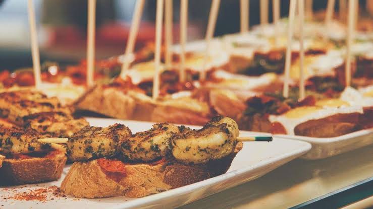 Tapas el origen del hábito más famoso de la gastronomía española